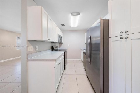House in Margate, Florida 3 bedrooms, 105.91 sq.m. № 1756748 - photo 16