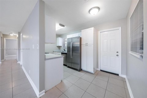 House in Margate, Florida 3 bedrooms, 105.91 sq.m. № 1756748 - photo 19