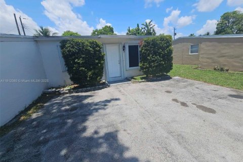 House in Margate, Florida 3 bedrooms, 105.91 sq.m. № 1756748 - photo 3