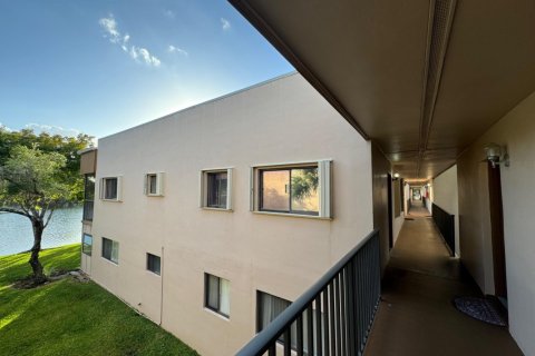 Condo in Tamarac, Florida, 2 bedrooms  № 1058887 - photo 1