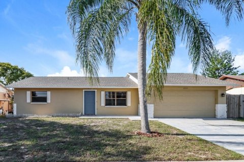 House in New Port Richey, Florida 2 bedrooms, 97.55 sq.m. № 2396456