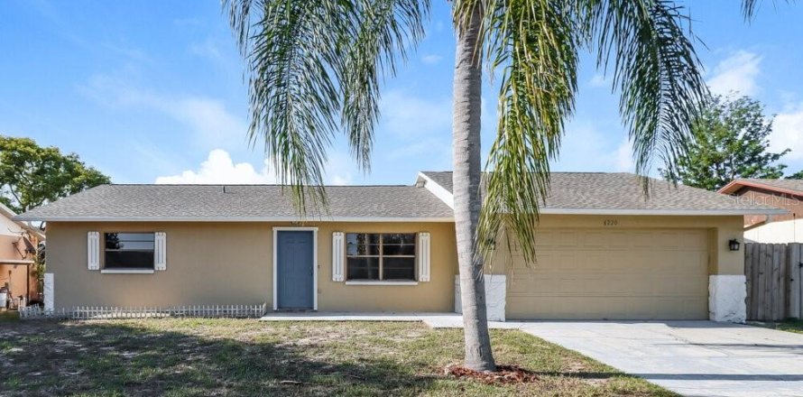 House in New Port Richey, Florida 2 bedrooms, 97.55 sq.m. № 2396456