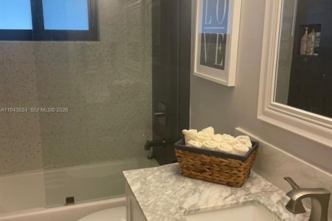 House in Pompano Beach, Florida 2 bedrooms, 142.7 sq.m. № 2001006 - photo 5