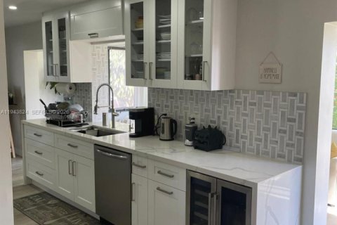 House in Pompano Beach, Florida 2 bedrooms, 142.7 sq.m. № 2001006 - photo 2