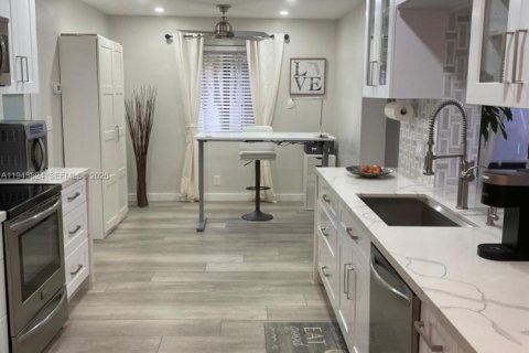 House in Pompano Beach, Florida 2 bedrooms, 142.7 sq.m. № 2001006 - photo 3