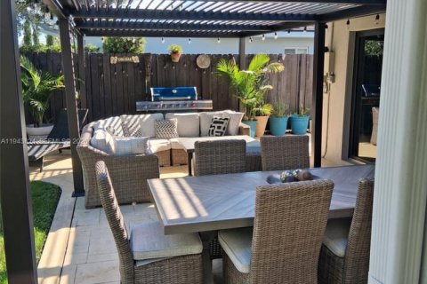 House in Pompano Beach, Florida 2 bedrooms, 142.7 sq.m. № 2001006 - photo 10