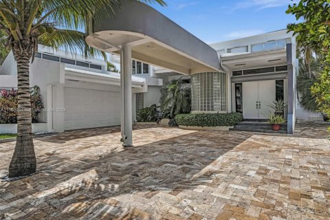 House in Golden Beach, Florida 4 bedrooms, 327.02 sq.m. № 1867619 - photo 12