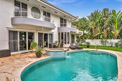 House in Golden Beach, Florida 4 bedrooms, 327.02 sq.m. № 1867619 - photo 1