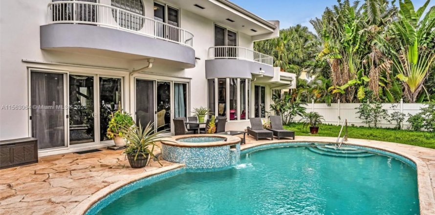 House in Golden Beach, Florida 4 bedrooms, 327.02 sq.m. № 1867619
