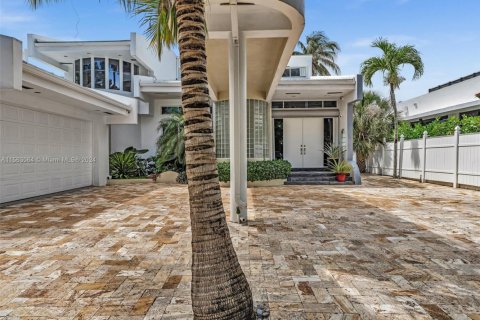 House in Golden Beach, Florida 4 bedrooms, 327.02 sq.m. № 1867619 - photo 11