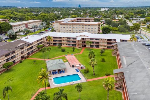 Condo in Hollywood, Florida, 2 bedrooms  № 1828212 - photo 18