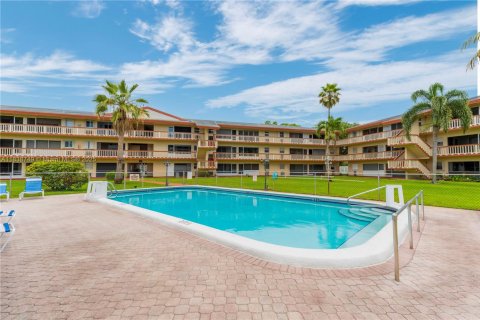 Condo in Hollywood, Florida, 2 bedrooms  № 1828212 - photo 25