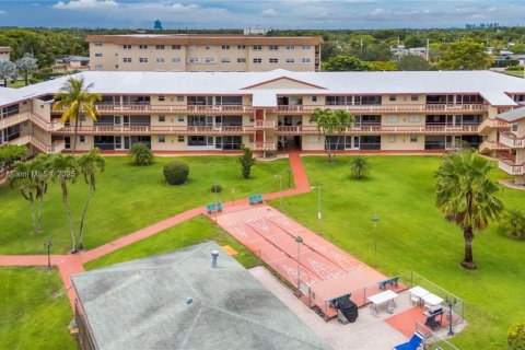 Condo in Hollywood, Florida, 2 bedrooms  № 1828212 - photo 15