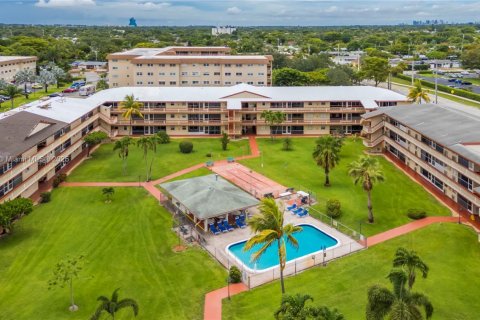 Condo in Hollywood, Florida, 2 bedrooms  № 1828212 - photo 16