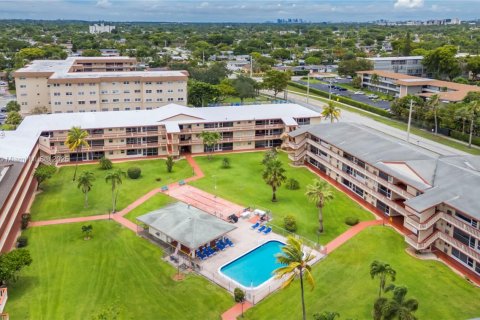 Condo in Hollywood, Florida, 2 bedrooms  № 1828212 - photo 19