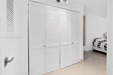 Condo in Hallandale Beach, Florida, 2 bedrooms № 1986171 - photo 13