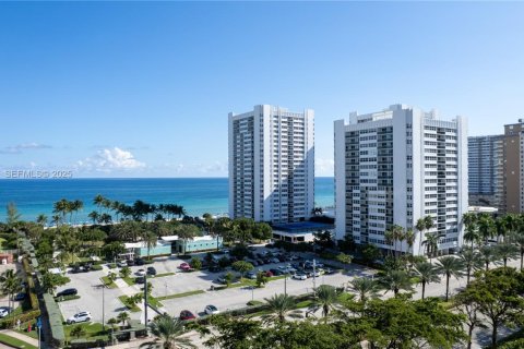 Condo in Hallandale Beach, Florida, 2 bedrooms № 1986171 - photo 21