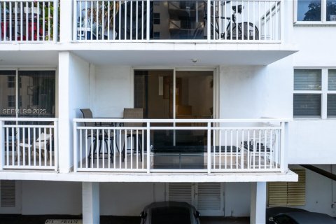 Condo in Hallandale Beach, Florida, 2 bedrooms № 1986171 - photo 22