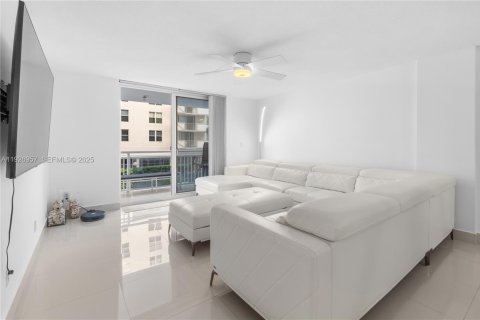 Condo in Hallandale Beach, Florida, 2 bedrooms № 1986171 - photo 3