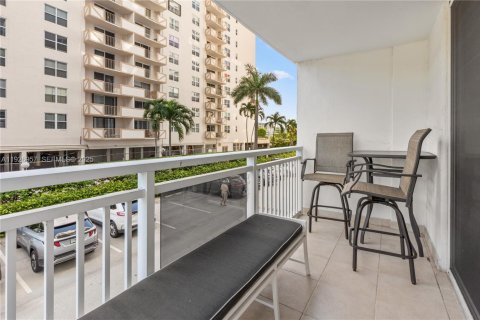 Condo in Hallandale Beach, Florida, 2 bedrooms № 1986171 - photo 20