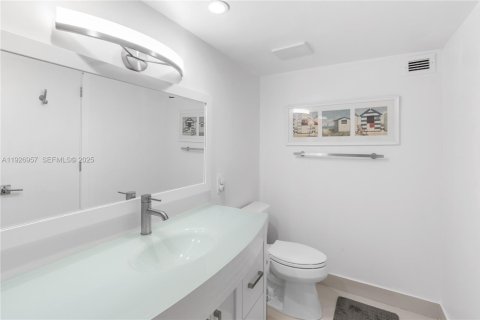 Condo in Hallandale Beach, Florida, 2 bedrooms № 1986171 - photo 15