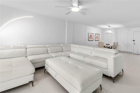Condo in Hallandale Beach, Florida, 2 bedrooms № 1986171 - photo 2