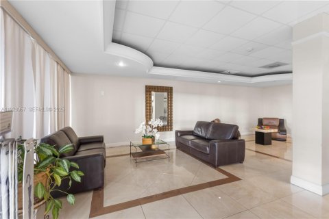 Condo in Hallandale Beach, Florida, 2 bedrooms № 1986171 - photo 17