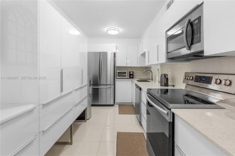 Condo in Hallandale Beach, Florida, 2 bedrooms № 1986171 - photo 1