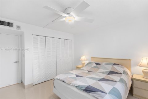Condo in Hallandale Beach, Florida, 2 bedrooms № 1986171 - photo 8