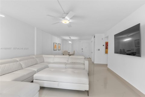 Condo in Hallandale Beach, Florida, 2 bedrooms № 1986171 - photo 4