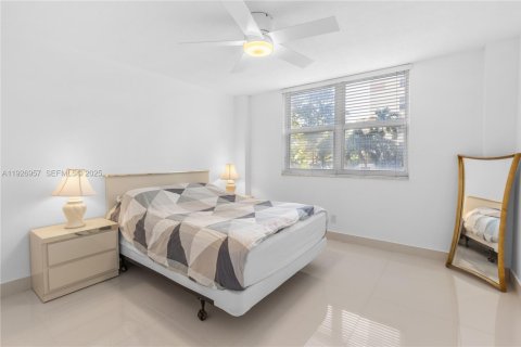 Condo in Hallandale Beach, Florida, 2 bedrooms № 1986171 - photo 6