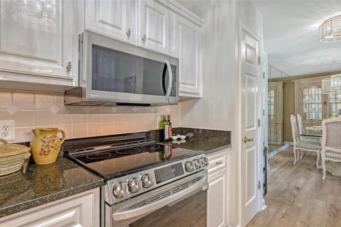 Condo in Sarasota, Florida, 2 bedrooms  № 2325035 - photo 8