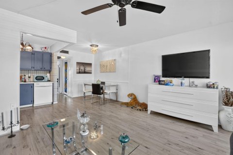 Condo in Deerfield Beach, Florida, 1 bedroom № 2173059 - photo 8