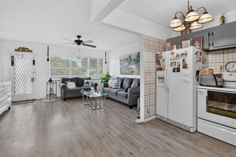 Condo in Deerfield Beach, Florida, 1 bedroom № 2173059 - photo 12