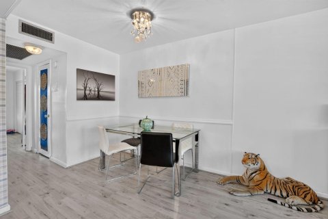 Condo in Deerfield Beach, Florida, 1 bedroom № 2173059 - photo 9