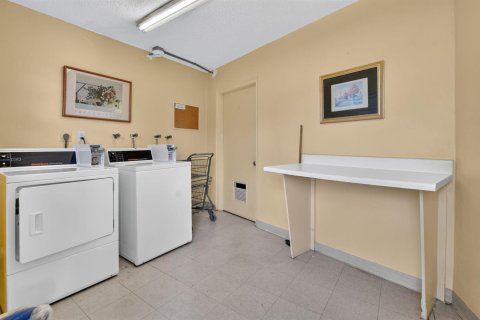 Condo in Deerfield Beach, Florida, 1 bedroom № 2173059 - photo 20