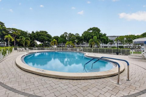 Condo in Deerfield Beach, Florida, 1 bedroom № 2173059 - photo 25