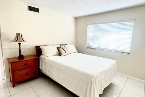 Condo in Lake Worth, Florida, 3 bedrooms  № 1867410 - photo 12