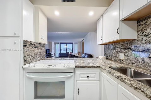 Condo in Lake Worth, Florida, 3 bedrooms  № 1867410 - photo 6