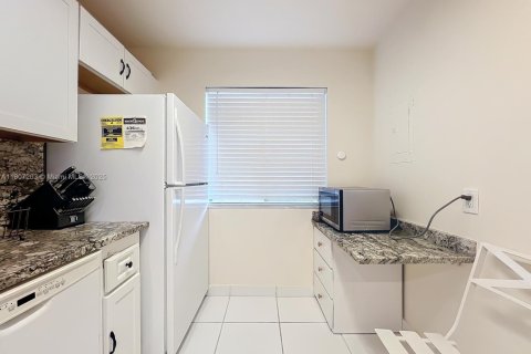 Condo in Lake Worth, Florida, 3 bedrooms  № 1867410 - photo 8