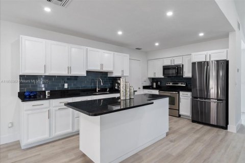 House in Marco Island, Florida 3 bedrooms, 134.52 sq.m. № 1875072 - photo 7