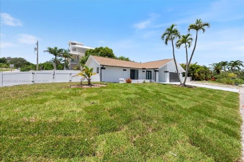House in Marco Island, Florida 3 bedrooms, 134.52 sq.m. № 1875072 - photo 2