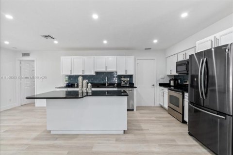 House in Marco Island, Florida 3 bedrooms, 134.52 sq.m. № 1875072 - photo 9