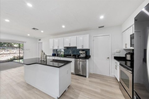 House in Marco Island, Florida 3 bedrooms, 134.52 sq.m. № 1875072 - photo 10