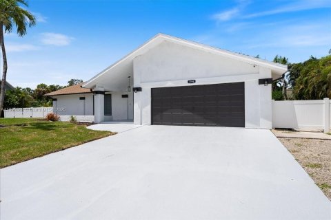 House in Marco Island, Florida 3 bedrooms, 134.52 sq.m. № 1875072 - photo 3