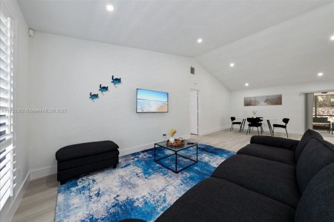 House in Marco Island, Florida 3 bedrooms, 134.52 sq.m. № 1875072 - photo 15