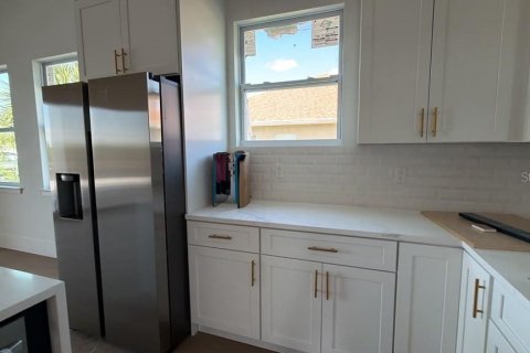House in Port Charlotte, Florida 4 bedrooms, 182.37 sq.m. № 2306744 - photo 12