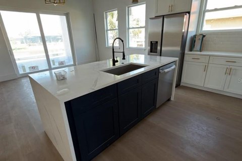 House in Port Charlotte, Florida 4 bedrooms, 182.37 sq.m. № 2306744 - photo 7