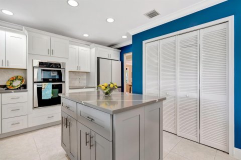 House in Palm Beach Gardens, Florida 3 bedrooms, 288.83 sq.m. № 2184640 - photo 12