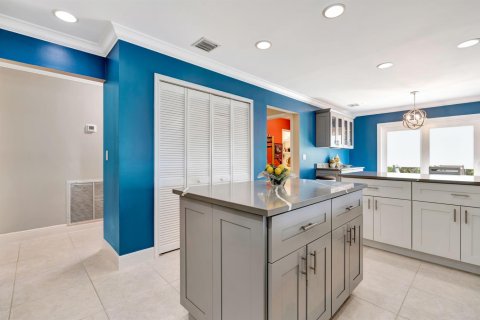 House in Palm Beach Gardens, Florida 3 bedrooms, 288.83 sq.m. № 2184640 - photo 11